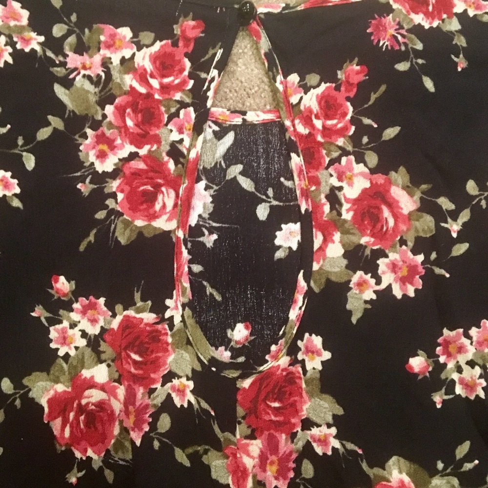 Socialite Rose Pattern Top with Bell Sleeves - Picture 4 of 6